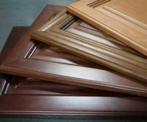 Кухні з фасадами з дерева